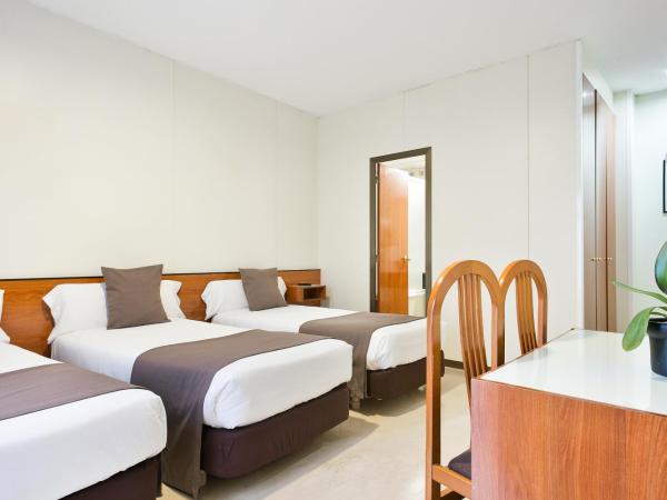 Hotel Condal : photo 2 de la chambre chambre lits jumeaux avec lit d’appoint - 301