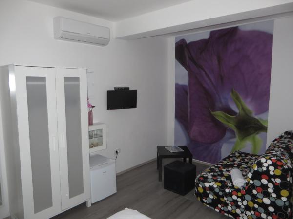 Dubrovnik Icy Guest House : photo 4 de la chambre chambre lit king-size - vue sur jardin