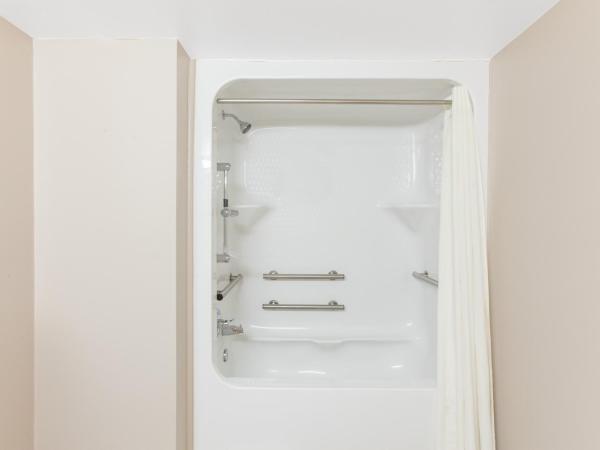 Super 8 by Wyndham Oklahoma City : photo 3 de la chambre chambre lit king-size - accessible aux personnes à mobilité réduite - non-fumeurs