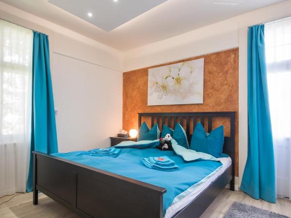 Max Aviation Villa & Apartments : photo 3 de la chambre chambre double de luxe avec balcon - villa