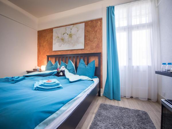 Max Aviation Villa & Apartments : photo 4 de la chambre chambre double de luxe avec balcon - villa