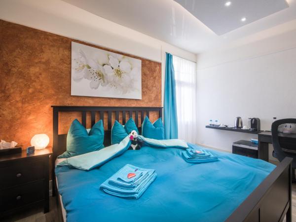 Max Aviation Villa & Apartments : photo 2 de la chambre chambre double de luxe avec balcon - villa