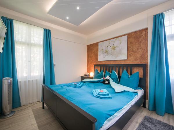 Max Aviation Villa & Apartments : photo 1 de la chambre chambre double de luxe avec balcon - villa