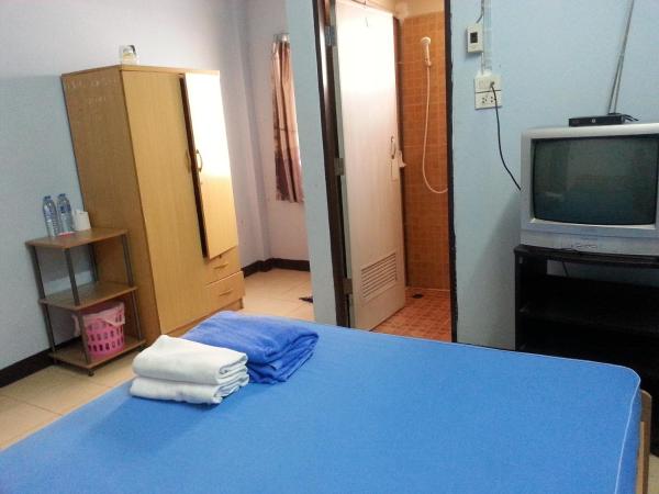 Roong-Arun Apartment : photo 4 de la chambre chambre double standard