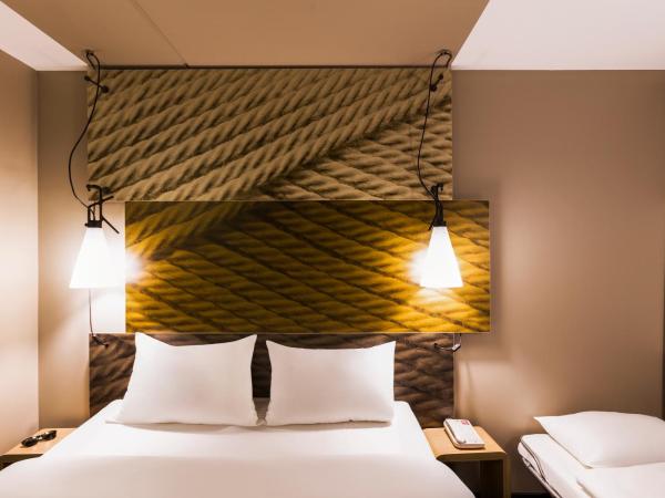 ibis Amsterdam City West : photo 6 de la chambre chambre triple avec lits jumeaux et canapé-lit