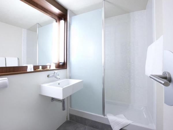 Campanile Chartres : photo 8 de la chambre chambre triple new generation (1 lit double + 1 lit simple)