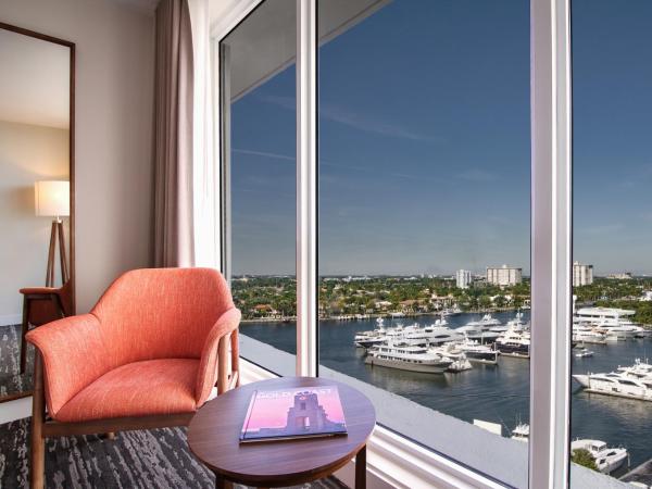 B Ocean Resort Fort Lauderdale Beach : photo 3 de la chambre hébergement lit king-size chic - vue sur intracoastal waterway