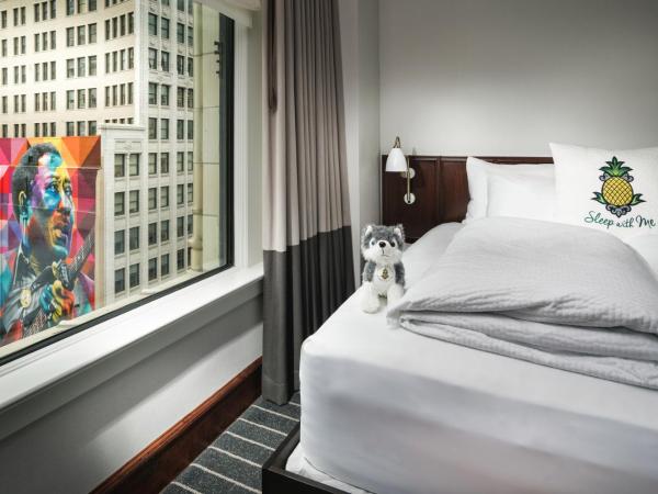 Staypineapple, An Iconic Hotel, The Loop : photo 4 de la chambre suite lit king-size millennium park
