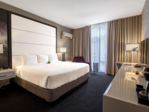 TRYP by Wyndham Savannah : photo 10 de la chambre chambre lit king-size - accessible aux personnes à mobilité réduite - non-fumeurs