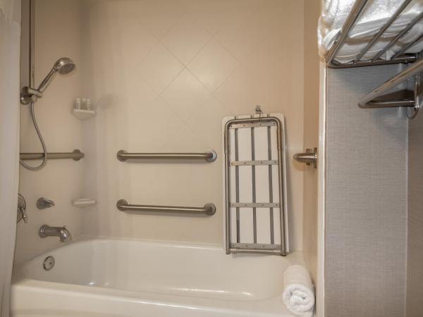 TRYP by Wyndham Savannah : photo 5 de la chambre suite lit king-size - accessible aux personnes à mobilité réduite - non-fumeurs