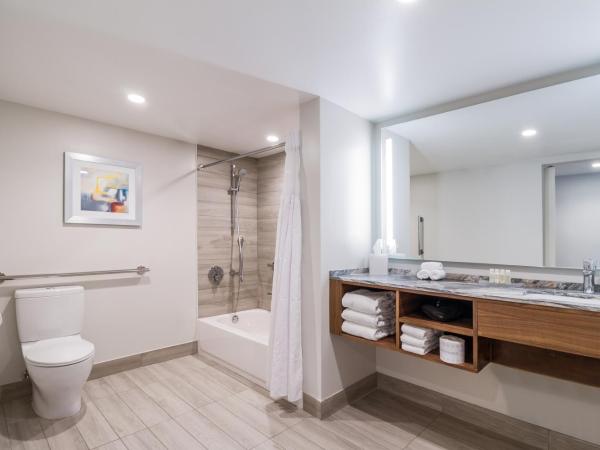 B Ocean Resort Fort Lauderdale Beach : photo 5 de la chambre suite junior lit king-size améliorée b - vue sur ville