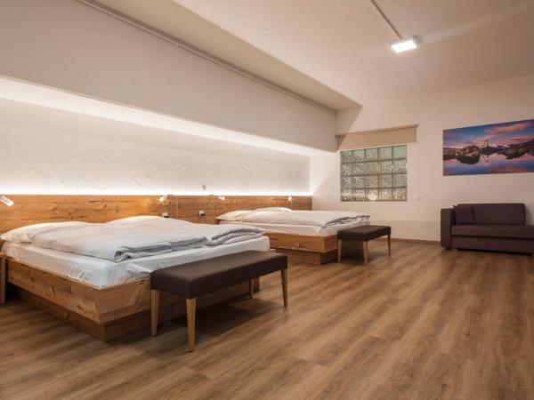 Zermatt Budget Rooms : photo 10 de la chambre grande chambre avec kitchenette - sans vue