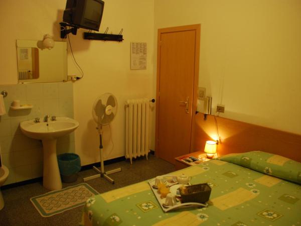 Hotel Major : photo 9 de la chambre chambre simple standard avec salle de bains commune