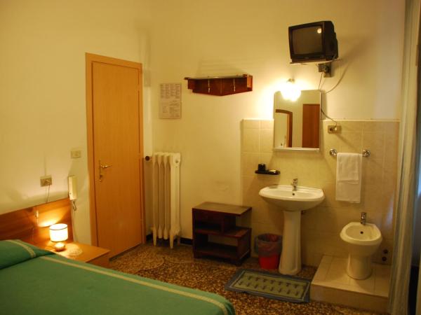 Hotel Major : photo 10 de la chambre chambre simple standard avec salle de bains commune