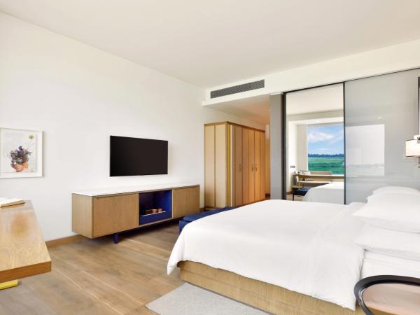 Andaz Delhi Aerocity- Concept by Hyatt : photo 6 de la chambre chambre lit king-size - vue sur piste