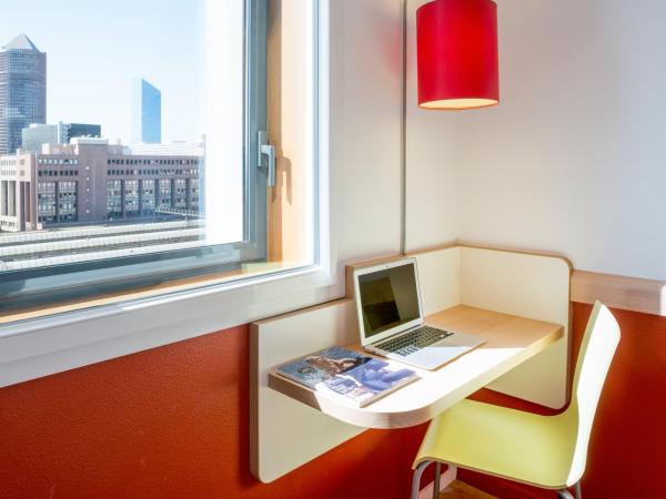 Ibis Budget Lyon Centre - Gare Part Dieu : photo 2 de la chambre chambre triple avec 1 lit double et 1 lit superposé