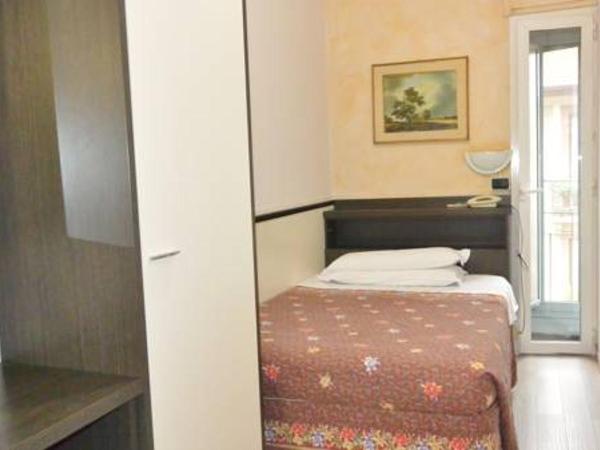 Hotel Eva : photo 1 de la chambre chambre simple avec salle de bains commune