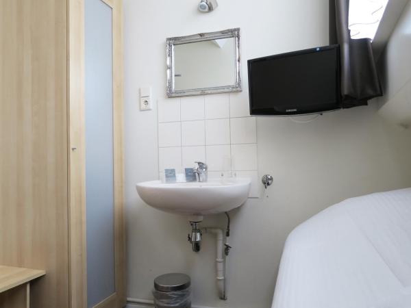 Hotel Carillon : photo 1 de la chambre chambre simple avec salle de bains commune