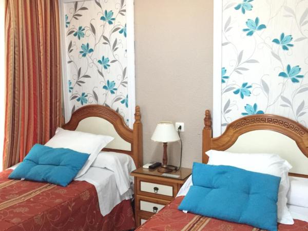 Pension Zurita : photo 4 de la chambre chambre double ou lits jumeaux avec salle de bains privative