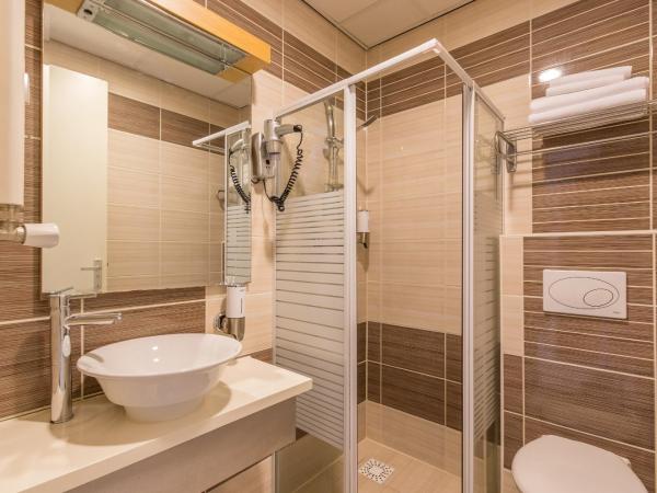 Hotel Port : photo 9 de la chambre chambre quadruple