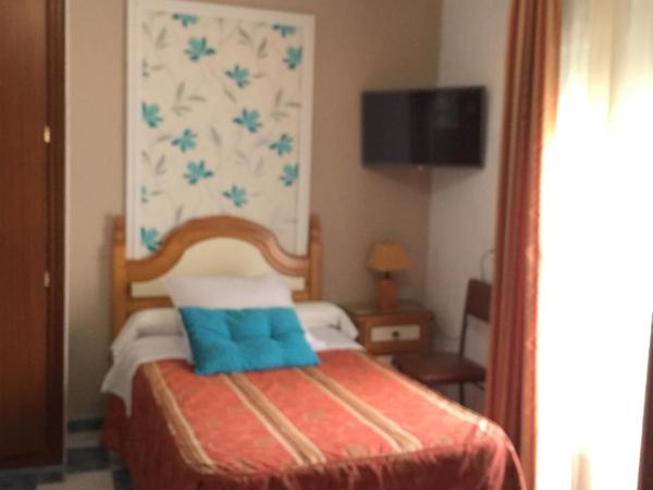 Pension Zurita : photo 4 de la chambre chambre triple avec salle de bains privative