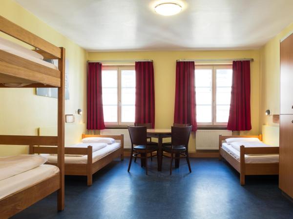 Euro Youth Hotel Munich : photo 4 de la chambre lit dans dortoir mixte de 4 lits avec salle de bains privative