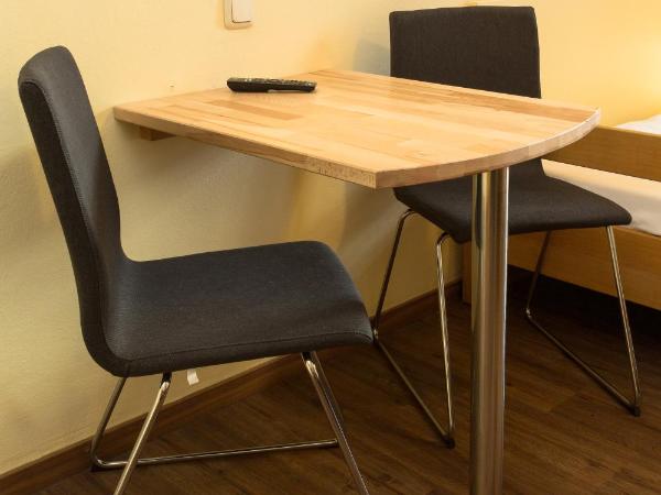 Euro Youth Hotel Munich : photo 5 de la chambre chambre lits jumeaux avec salle de bains commune