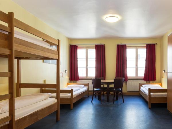 Euro Youth Hotel Munich : photo 3 de la chambre lit dans dortoir mixte de 4 lits avec salle de bains privative