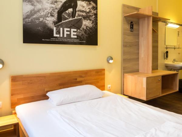 Euro Youth Hotel Munich : photo 6 de la chambre chambre simple avec salle de bains commune