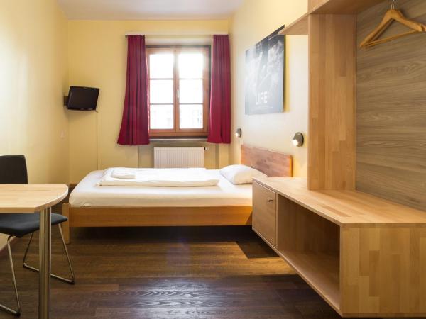 Euro Youth Hotel Munich : photo 5 de la chambre chambre simple avec salle de bains commune