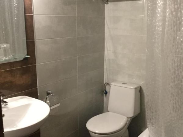 Pension Zurita : photo 5 de la chambre chambre double ou lits jumeaux avec salle de bains privative