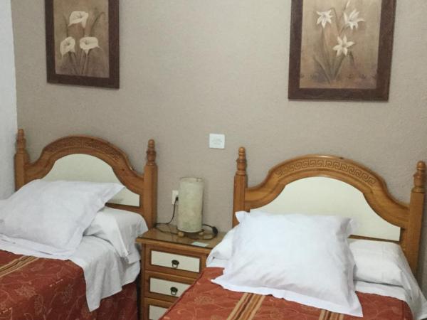 Pension Zurita : photo 7 de la chambre chambre double ou lits jumeaux avec salle de bains commune