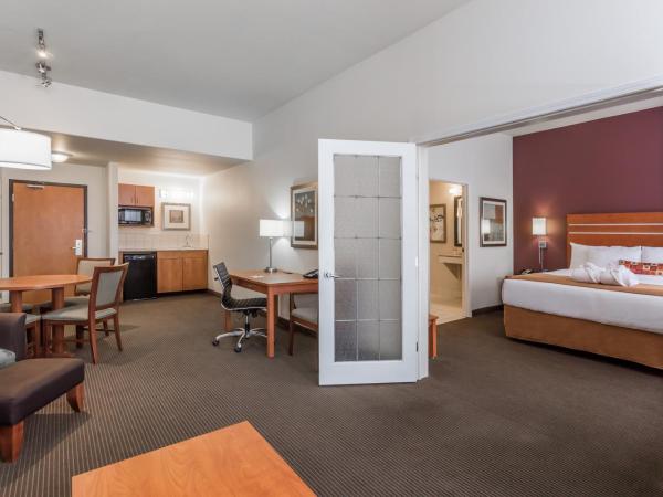 Wingate by Wyndham Calgary South : photo 1 de la chambre suite lit king-size - accessible aux personnes à mobilité réduite - non-fumeurs