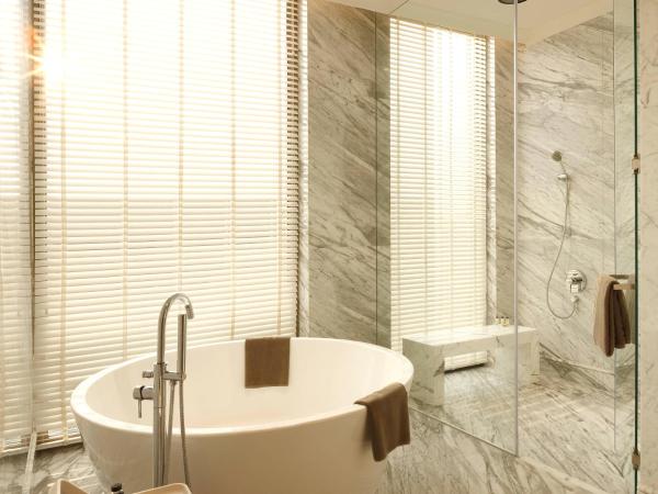 Roseate House New Delhi : photo 3 de la chambre presidential suite with late check-out  till 2 pm, a bottle of wine and 15% discount on all services