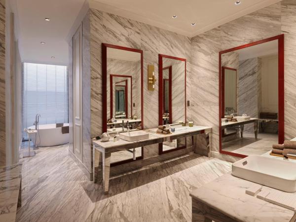 Roseate House New Delhi : photo 2 de la chambre presidential suite with late check-out  till 2 pm, a bottle of wine and 15% discount on all services
