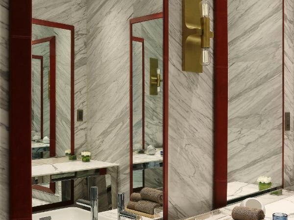 Roseate House New Delhi : photo 5 de la chambre presidential suite with late check-out  till 2 pm, a bottle of wine and 15% discount on all services