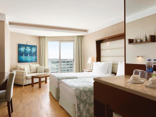 Ramada Plaza Antalya : photo 5 de la chambre chambre de luxe - vue latérale sur mer