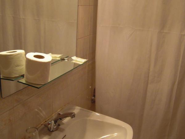 Guesthouse Lusa Atenas : photo 10 de la chambre chambre double avec lit d'appoint individuel