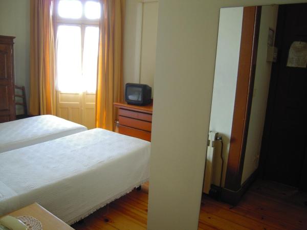 Guesthouse Lusa Atenas : photo 7 de la chambre chambre lits jumeaux