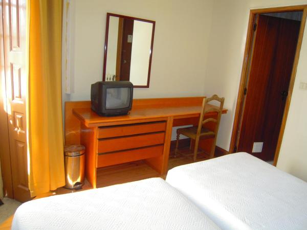 Guesthouse Lusa Atenas : photo 9 de la chambre chambre lits jumeaux