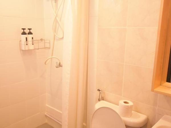 Room@Vipa : photo 5 de la chambre chambre triple avec salle de bains privative