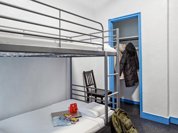 Central Park West Hostel : photo 2 de la chambre lit simple dans dortoir de 2 lits avec salle de bains commune