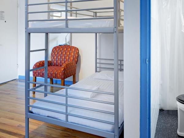 Central Park West Hostel : photo 1 de la chambre lit simple en dortoir de 2 lits avec salle de bains privative 