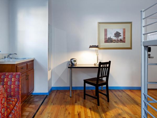 Central Park West Hostel : photo 3 de la chambre lit simple en dortoir de 2 lits avec salle de bains privative 