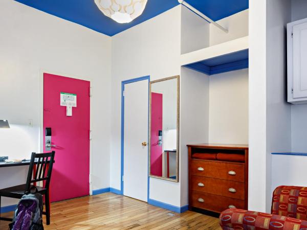 Central Park West Hostel : photo 6 de la chambre lit simple en dortoir de 2 lits avec salle de bains privative 