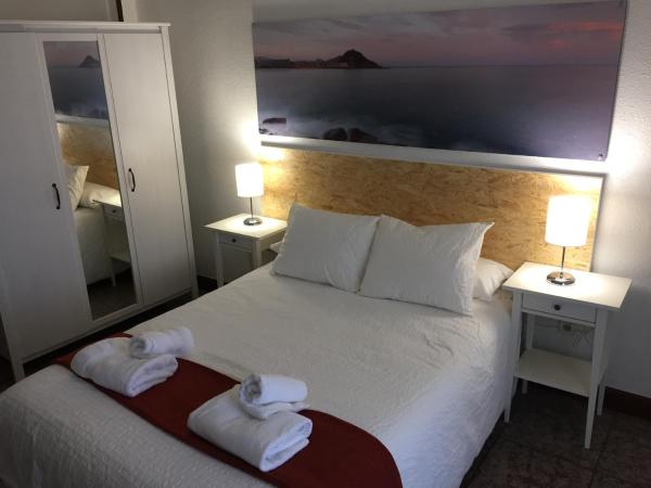 Pensión Amara : photo 4 de la chambre chambre triple avec balcon et salle de bains privative