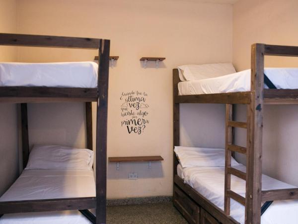 Sabatico Travelers Hostel & Guesthouse : photo 1 de la chambre lit simple dans dortoir mixte de 4 lits