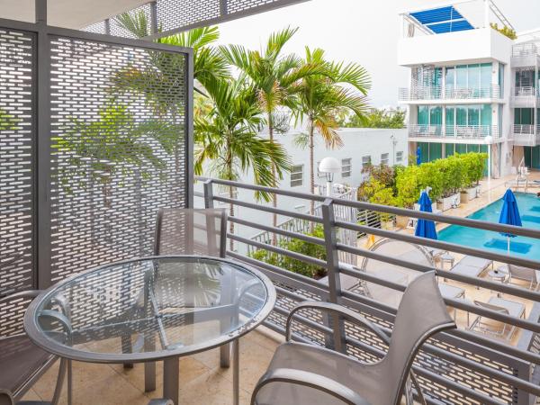 SBV Luxury Ocean Hotel Suites : photo 1 de la chambre suite avec balcon - vue sur piscine