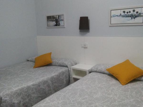 Hostal Lesseps : photo 3 de la chambre chambre familiale
