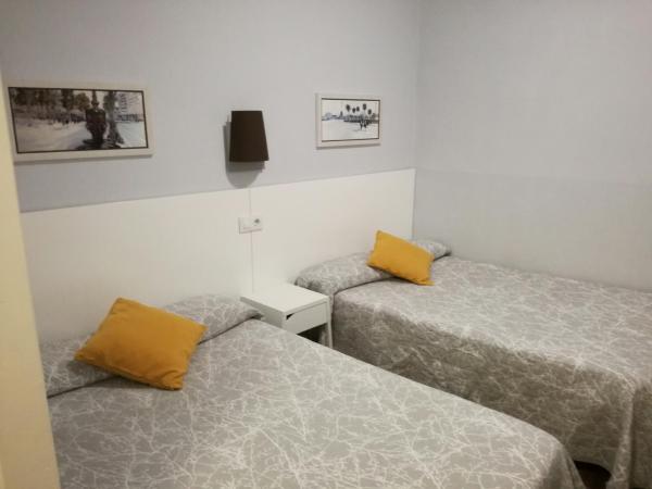Hostal Lesseps : photo 7 de la chambre chambre familiale